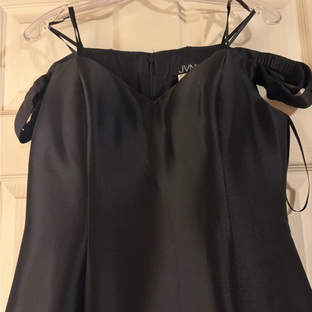 Elegant Black Prom Gown - Picture 4 of 8